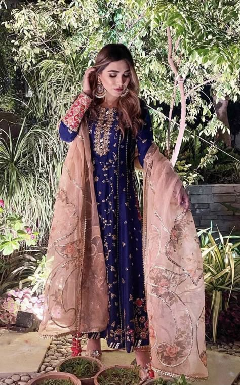 Dress Wishlist, Pakistani Beauty, Desi Fits, Shadi Dresses, Embroidery Leaf, Pakistani Clothes, Suit Casual, Zari Embroidery, Long Frock