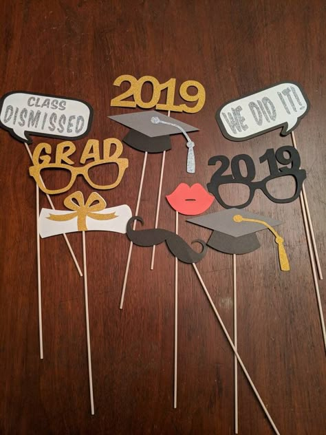 Kids Graduation Party Ideas, School Farewell Ideas, Photo Booth Props Graduation, Graduation Props, Photo Booth Backdrop Graduation, Farewell Party Decorations, Farewell Decorations, Graduation Party Photo Booth, Graduation Party Pictures