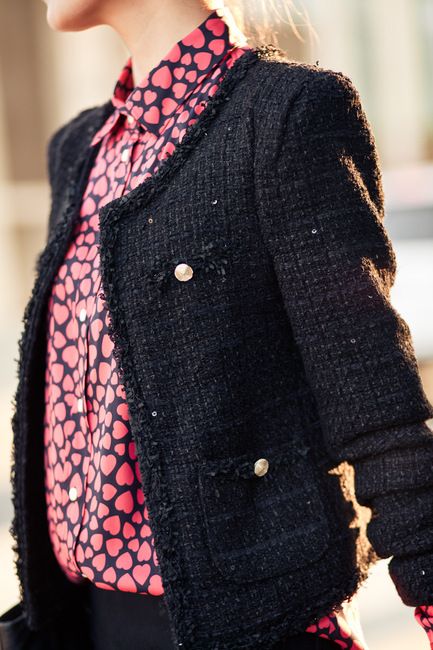 Hearts on Fire :: Red silk Tweed Jacket Outfit, How To Have Style, Black Tweed Jacket, Chanel Style Jacket, Chanel Tweed Jacket, Wendy's Lookbook, Mode Chanel, Chanel Jacket, Chanel Couture