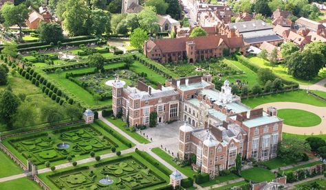 hatfield house from above Marlborough House, British Manor, Hatfield House, Countryside Hotel, Days Out In London, British Castles, Castle Building, Atlantis Bahamas, Indoor Skydiving