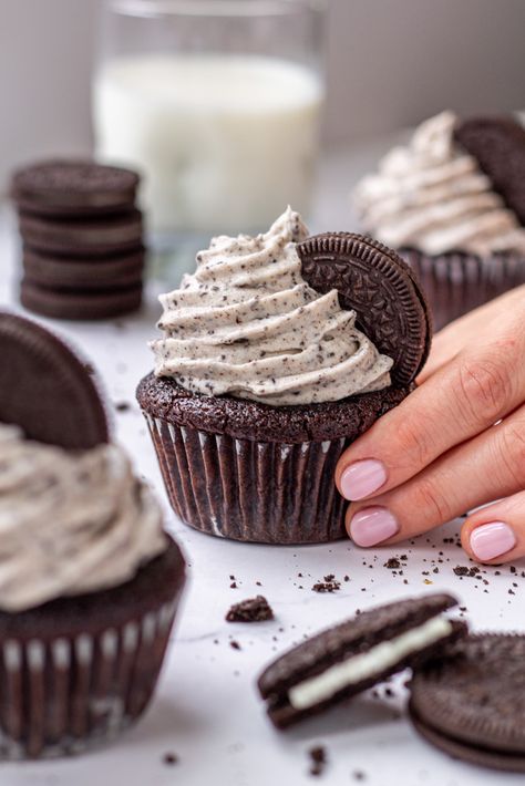 Cookies and cream cupcakes with a chocolate ganache core and oreo crust. The name of these pretty much says it all, but these cookies and cream cupcakes are pretty much heaven in a mini cake. Since we love our chocolate cake with cookies and cream icing, we wanted to do a play on one of Cookies And Cream Icing, Cake With Cookies, 2023 Meals, Cookies And Cream Cupcakes, Oreo Cookie Cake, Cookies And Cream Frosting, Cookie And Cream Cupcakes, Cookie Crunch, Cream Icing