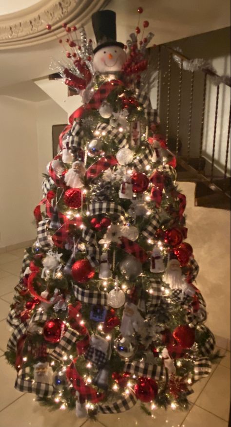 Red Buffalo Plaid Christmas Tree Ideas, Snow Christmas Tree, Country Christmas Trees, Frosty Snowman, Gold Glitter Christmas, Christmas Tree With Snow, Tree Inspiration, Buffalo Plaid Christmas Tree, Diy Snowman