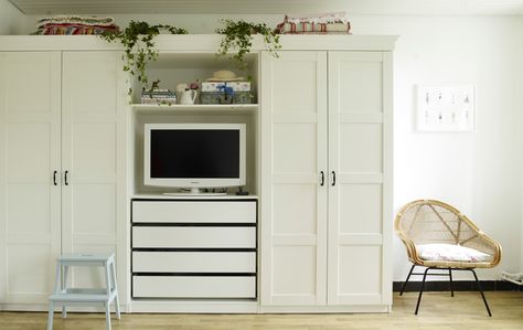 Yvonne’s wardrobe with built-in TV cove, shelves, and drawers is the perfect dual solution Songesand Dresser, Small Space Storage Bedroom, Bedroom Storage For Small Rooms, Ikea Bedroom Storage, Dresser Styling, Storage Hacks Bedroom, Bedroom Wardrobe Ideas, Bedroom Built Ins, Diy Bedroom Storage