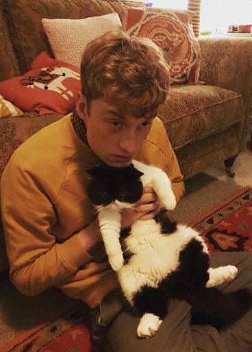 james acaster and a cat lol James Acaster, Charlie Weasley, Sam Fender, British Comedy, Gender Envy, Celeb Crushes, Comedians, A Boy, Pretty People