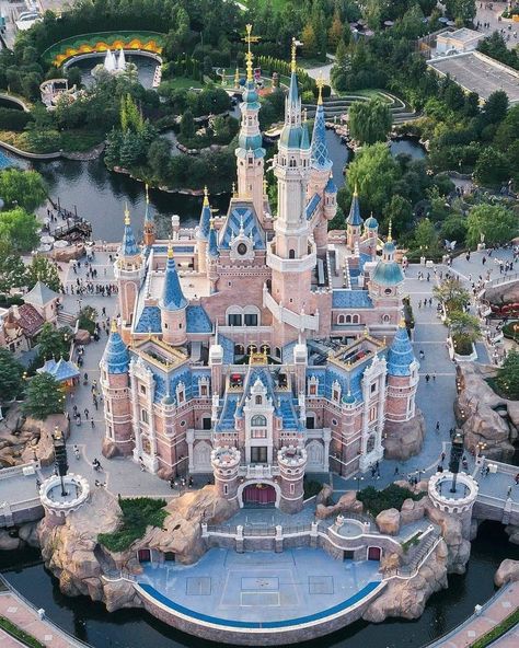 Shanghai Disneyland in China ❤ 🏰🏰  #shanghaidisneylandinchina #photo #disneylandinchina #chinesedisneyland #shanghai #china #disneyland #disneylandinshanghai #beautifulplacesintheworld #attractiveplaces #worldsbeauty #FifthRidge Area Aesthetic, Disney Castles, Shanghai Disneyland, Best Travel Insurance, Disney Shanghai, Disneyland Park, Fantasy Castle, Beautiful Castles, Disney Castle