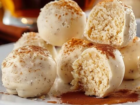 Fireball Whisky Balls, Fireball Cake Pops, Fireball Whiskey Balls, Fireball Whiskey Recipes, Whiskey Desserts, Whiskey Balls, Christmas Munchies, Fireball Recipes, Holiday Candy Recipes