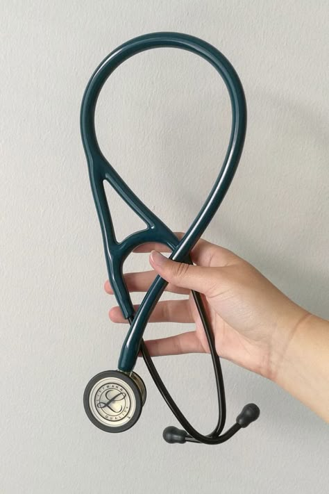 3M™ Littmann® Cardiology IV Stethoscope with Caribbean Blue tubing and a Champagne Finish chestpiece. 💙 PC: teekkarista_laakariksi Littmann Stethoscope Colors, Littmann Stethoscope Nursing, Littmann Stethoscope Aesthetic, Litman Stethoscope, Stethoscope Aesthetic, Littman Stethoscope, Nurse Style, Littmann Cardiology, Littmann Stethoscope