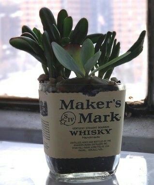 Makers Mark Whiskey, Makers Mark Bottle, Whiskey Bottle Crafts, Alcohol Bottle Crafts, Whiskey Lounge, Bottle Centerpieces, Whisky Bottle, Bottle Garden, Diy Bottle Crafts