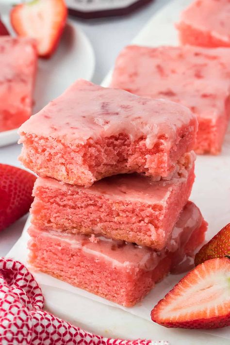 These strawberry brownies come together easily with strawberry cake mix and a delicious homemade glaze made with strawberry preserves. The result is perfectly moist brownies bursting with strawberry flavor. Appetizer Desserts, Strawberry Cake Mix Recipes, Homemade Glaze, Cake Mix Brownies, Finger Desserts, Cake Mix Cookie Bars, Strawberry Cake Easy, Boxed Cake Mixes Recipes, Strawberry Brownies