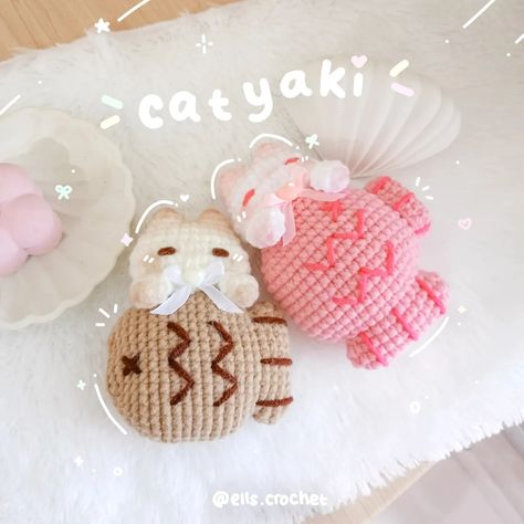 44. ✎ ꒰ °catyaki ꒱ 𓆩🐈🎏𓆪 ┊ ⁭*ੈ✩ ✧. ┊ ⁭ ↳ ” fully baked! „ 🥧 ⁺˖ ⸝⸝ today i present you... catyakis!! they're available in red beans and strawberry flavor ₍^ >ヮ<^₎ .ᐟ.ᐟ this was a pattern test for the extra talented @cozyloafcat 🍞🍞💫 the way i had so much fun making this??? ahhh and i really need to mention that the illustrations all over the pages added lots of cuteness 💝 ✧. ┊ ⁭ ↳ pattern: ≡;- catyaki by @cozyloafcat ♡ ↳ yarn: ≡;- milk cotton by @anekabenang ♡ ── ◌ೄ◌ྀ ˊˎ #たいやき #デザート #あみぐるみ ... Tbhk Crochet, Cute Crochet For Beginners, Crochet Taiyaki, Crochet Gift Ideas Free Pattern, Crochet Cute Patterns, Crochet Cute Ideas, Crochet Ideas Amigurumi, Knitting Ideas Creative, Crochet Presents Ideas