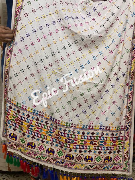 Gamthi Work Dupatta, Kachhi Work, Kutch Work Saree, Kachi Work, Handwork Dupatta, Gamthi Work, Indian Embroidery Designs, Alphabet Tattoo Designs, Mirror Work Blouse Design