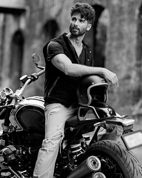 Pose With Royal Enfield, Motorcycle Photography Male, Biker Fashion, Male Portrait Poses, Men Fashion Photoshoot, Biker Photography, Snow Photoshoot, Biker Photoshoot, Mens Photoshoot Poses