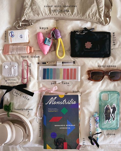 What's In My Backpack, Everyday Bag Essentials, What's In My Purse, Inside My Bag, Purse Essentials, Uniqlo Bags, Handbag Essentials, Girls Tote, Back To School Essentials