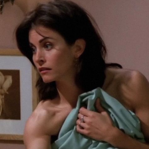 Famous Brunettes Woman, Monica Geller Hair Season 1, Courteney Cox Hot, Monica Geller Haircut, Monica Haircut, Courtney Cox 90s, Monica Geller Hair, Courtney Cox Hair, Monica Hair