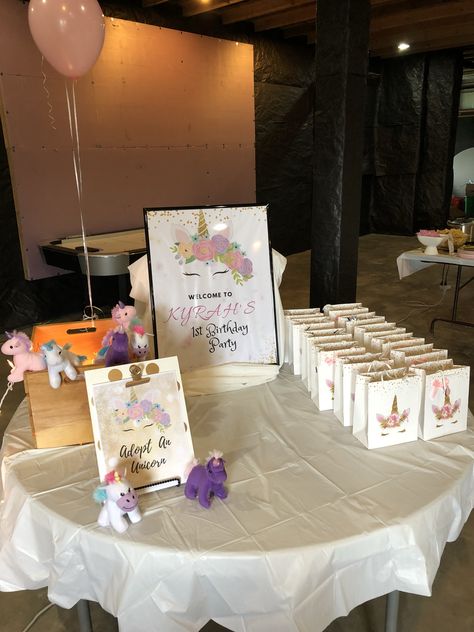 Welcome sign with party favors for guests and adopt an unicorn station Adopt A Unicorn Party Favor, Adopt A Unicorn, Unicorn Party Ideas, Unicorn Party Favor, Unicorn Photo, Photo Station, 2024 Party, Unicorn Photos, Unicorn Party Favors