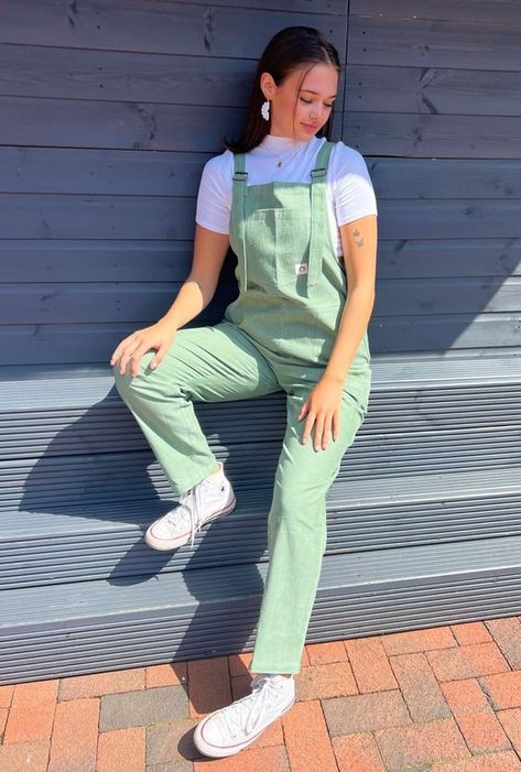 It's beautiful! Thanks😊 All Star Outfits, Green Dungarees, Styling Overalls, Dungarees Outfit, Cute Dungarees, Pink Dungarees, Dungaree Outfit, Corduroy Dungarees, Farm Clothes