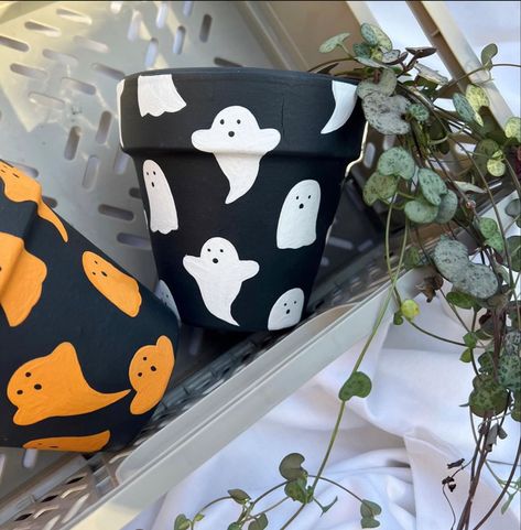 Halloween Flower Pots Diy, Ghost Flower Pot, Fall Painted Flower Pots, Pottery Painting Halloween, Halloween Painted Pots, Matki Painting, Halloween Pots, Halloween Decor Diy, Ghost Plant