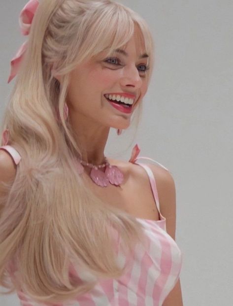 Barbie Bangs Hairstyles, Margot Robbie Barbie Hair, Margot Robbie Bangs, Barbie Movie Hair, Margot Robbie Hair, Margot Robbie Style, Barbie Pictures, Barbie Hairstyle, Engagement Hairstyles