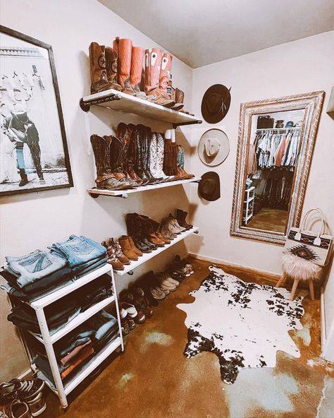 kiley | ranch life on Instagram: “a cowgirls closet dreams 🖤 Yes, I’m still obsessed and y’all voted for me to start going live more with #HomeDecor so I’m brainstorming…” Cowgirl Boot Shelf, Country Apartment, Closet Rooms, Western Room Ideas, Camo Rooms, Cowgirl Bedroom, Cowboy Room, Western Bedrooms, Cowgirl Room