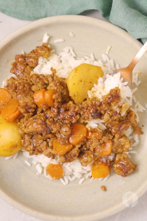 This is the easiest beef stew you'll ever make! This quick dinner is based on the traditional South African bredie - a rich stew filled with flavour! If you're not sure where to start with dinner plans, this one-pot meal is the answer. Best of all - this is Fatima Sydow's delicious recipe, so you'll be cooking along with a famous local chef to boot! Now THAT's epic! 🤩 Foodies Of Sa, South Africa Food, South African Dishes, Minced Beef Recipes, Middle Eastern Food, Easy Beef Stew, Africa Food, Dinner Plans, Mince Recipes