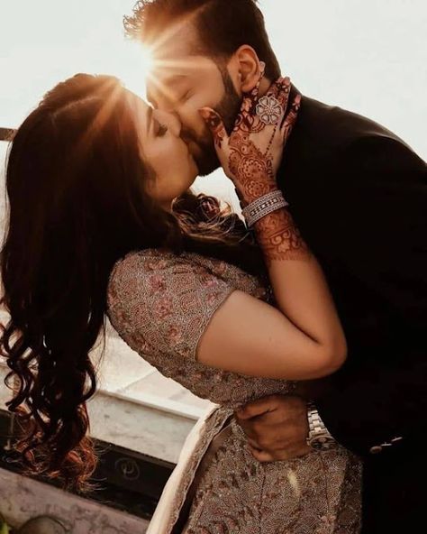 Images Of Lovers, Kiss Day Pic, Lip Kiss Images, Engagement Dress For Girl, Hugs And Kisses Images, Love Types, Kiss Picture Couple, Romantic Kiss Images, Picture Couple