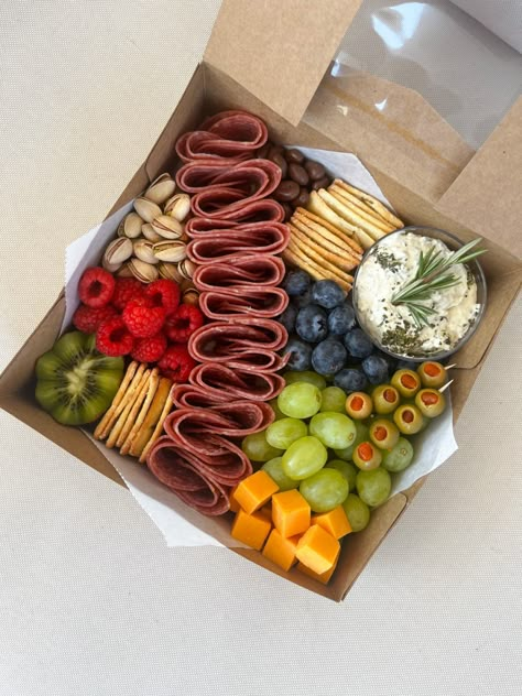 Chocolate Cheese Board, Charcuterie In A Box Diy, Charcuterie Gift Box Ideas, Chacurteria Board Ideas, Charcuterie Box Ideas, Mini Charcuterie Boxes, Charcuterie Lunch, Mini Cheese Boards, Charcuterie Box