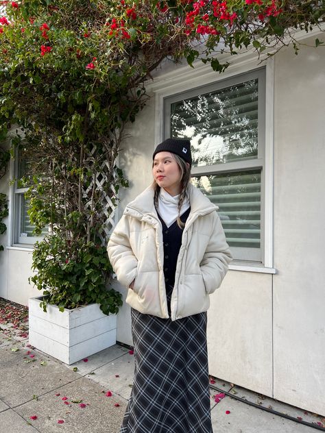 Puffer Jacket Skirt Outfit, Puffer Jacket With Skirt, White Fleece Jacket Outfit, White Puffer Jacket Outfit, Cream Puffer Jacket, Fleece Jacket Outfit, White Jacket Outfit, White Puffer Jacket, Midi Dress Outfit