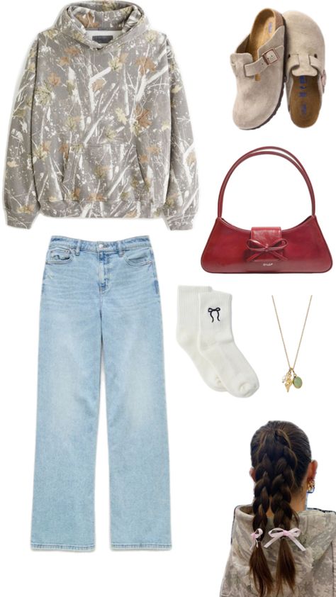 Cute trendy outfit inspiration. Camo hoodie, slick back,baggie light wash jeans, red purse,no ton clog Birkenstocks,bow, bow socks, gold necklace Camo Jeans Outfit, Camo Hoodie Outfit, Trendy Outfits Inspiration, Bow Socks, Camo Jeans, Slick Back, Red Purse, Bow Bow, Camo Hoodie