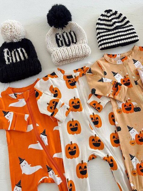 Made with 96% viscose from bamboo and 4% lycra, this Halloween footie is buttery soft. The two-way zipper feature allows for easy diaper changes without having to fully undress your baby. The enclosed feet and fold-over mittens provide warmth and protection for your baby. Baby Halloween Outfits, Halloween Clothes, Fall Baby Clothes, Neutral Baby Clothes, Baby Hospital, Holiday Baby, Newborn Outfit, Pumpkin Print, Fall Baby