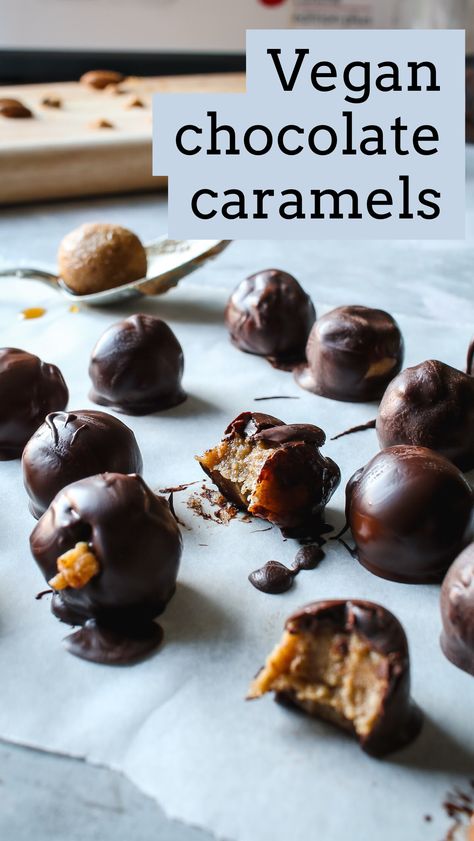 vegan chocolate caramels Chocolate Caramels Recipe, Chop Recipes, Vegan Candies, Desserts Vegan, Recipes Simple, Caramel Recipes, Fun Easy Recipes, Chocolate Caramels, Pork Chop