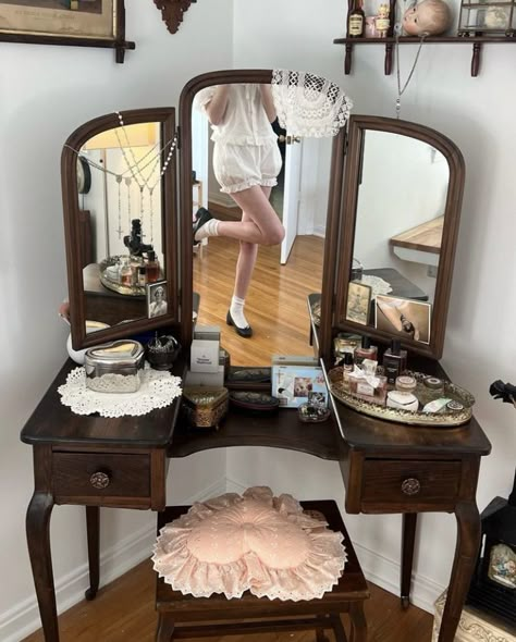 leahlorraineee on ig 🐇 Bedroom Inspo Vintage, Cluttered Bedroom, Vanity Vintage, Coquette Room, Pretty Room, Dreamy Room, Vintage Room, Dream Room Inspiration, Room Makeover Inspiration