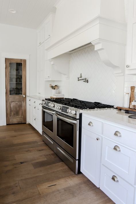 Modern Farmhouse New Build Home Tour with Jessica of @The.Old.Barn - Farmhouse Living Farmhouse New Build, Stainless Farmhouse Sink, Grey Marble Kitchen, Countertop Marble, White Kitchen Interior, Texas Interior Design, Rockwall Texas, Freestanding Stove, Living Interior Design