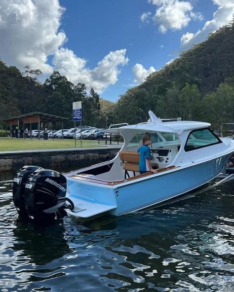 Bertram 25 club Bertram Boats, Offshore Boats, Cool Boats, Classic Boats, Power Boats, Boat Parts, Boating, Swimming Pool, Boats