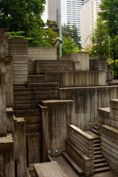 Parkour Architecture, Metal Pavilion, Parkour Gym, Lawrence Halprin, Parkour Training, Brutalism Architecture, Fitness Shirts, Brutalist Buildings, Urban Landscape Design