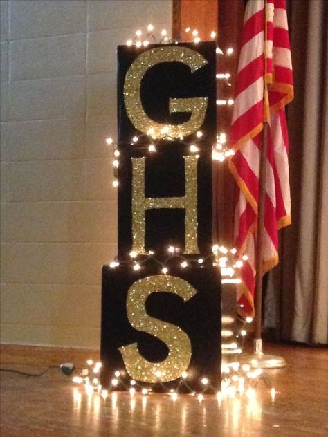 Black Gold Prom Decorations, School Dance Backdrop Ideas, Junior Prom Decorations Party Ideas, Prom Archway Ideas, Prom School Decoration, Back To School Dance Decorations, Tacky Prom Decorations, Go For The Gold Theme, School Event Decor