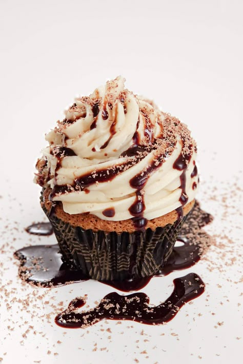 While these Mudslide Cupcakes are tasty, their sweet and decadent Baileys frosting is the real star of the show! Baileys Buttercream Frosting, Baileys Frosting Recipe, Mudslide Cupcakes, Baileys Irish Cream Frosting, Boozy Cupcakes Recipes, Baileys Frosting, Baileys Cupcakes, Boozy Cupcakes, Moist Cupcakes