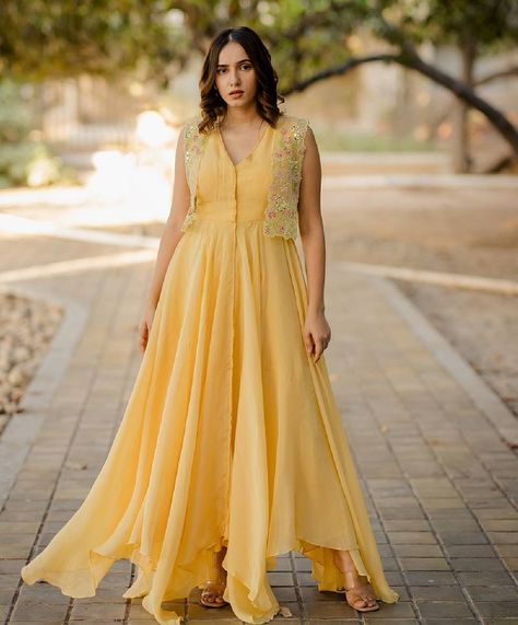 The additional Organza Shrug creates the ideal royal, elegant look while being embroidered with Resham and mirror. (1 Dress / 1 Shrug) Gown With Shrug, Shrug For Women, Indo Western Gown, Mother Daughter Dresses Matching, Long Frock Designs, Organza Gowns, Yellow Gown, Mother Daughter Dress, Handkerchief Dress