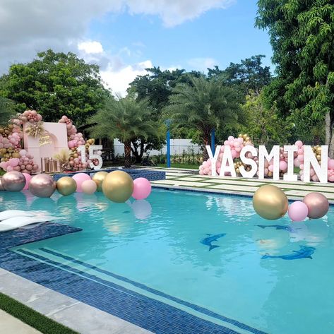 Quince Pool Party Ideas, 15 Birthday Pool Party Ideas, 1st Bday Pool Party, Pink And Gold Pool Party, Pool Birthday Decor, Birthday Pool Decorations, Pool Party 18th Birthday, Pool Party Sweet 16 Ideas, Xv Decorations Ideas