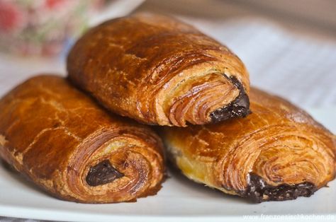 Ein leckeres Rezept aus Frankreich für 8 selbstgebackene Pains au Chocolat. Mit Schritt-für-Schritt Fotos und vielen Tipps. Whats For Lunch, Brunch Buffet, Breakfast Pastries, Bread Bun, Sweets Cake, Bakery Cakes, Breakfast Time, French Food, Sweet Breakfast