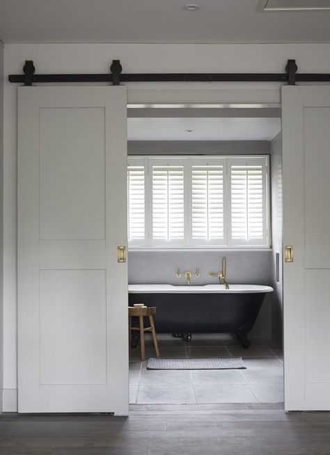 Deur Ensuite, Wood Barn Doors, Monochrome Bathroom, Scandinavian Wood, Room Scandinavian, Wood Barn, Ensuite Bathrooms, Ensuite Bathroom, Sanitary Ware