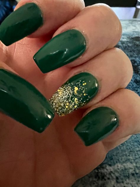 Emerald Green Nails Acrylic Coffin Simple, Dark Green And Gold Nails Acrylic, Green Prom Dress Nail Ideas, Green And Gold Sns Nails, Evergreen And Gold Nails, San Patrick Nails, March Dip Nails Ideas 2024, Green And Gold Nails Short, Green Dip Nail Ideas