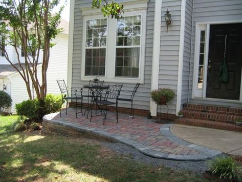 simple paver patio furniture ideas #PaverPatioIdeas #PaverLayout #SimplePaverDecor Front Paver Patio Ideas, Front Porch Paver Patio Ideas, Front Patio Paver Ideas, Paver Front Porch, Yard Seating, Paver Base, Paver Sealer, Paver Sand, Paver Edging