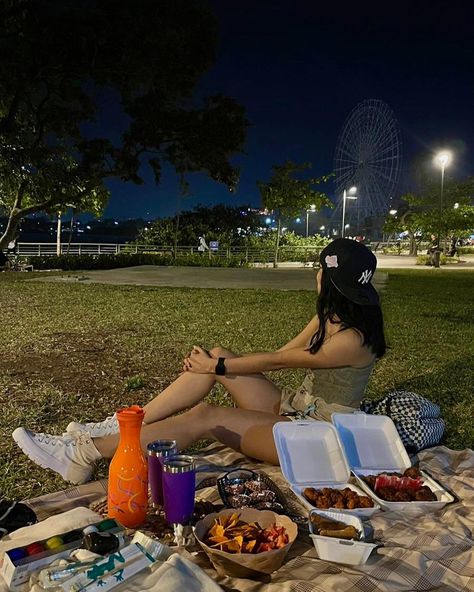 #aesthetic #datenight #fyp #coupleromantic #picnic Night Picnic Aesthetic, Stargazing Picnic, Night Time Picnic, Picnic At Night, Picnic Date Aesthetic, Picnic Date Ideas, Hosting Era, Picnic Date Night, Dinner Picnic