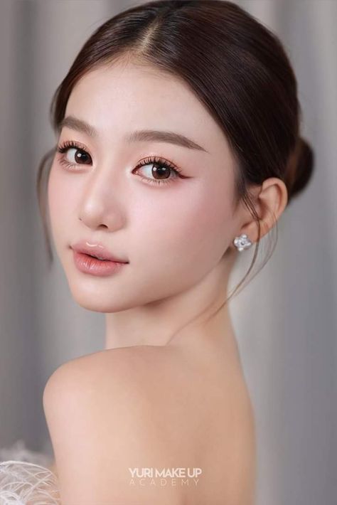 Korean Hanbok Makeup, Make Up Wedding Korea, Korean Wedding Makeup The Bride, Soft Asian Makeup, Korean Bridal Hair, Korean Bridal Makeup, Korean Wedding Hair, Korean Wedding Makeup, Layer Oval