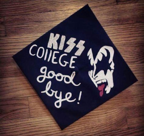 Yes! A kiss graduation cap. Graduation Cap Decoration Diy, Cap Decoration, Graduation Cap Designs, Graduation Caps, Graduation Cap Decoration, Cap Decorations, Kiss Band, Cap Designs, Grad Cap