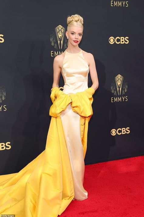 Look Gatsby, Emmys Red Carpet, Glamour Vintage, Haute Couture Gowns, Lady Like, Dior Dress, Mandy Moore, Haute Couture Dresses, Dior Haute Couture