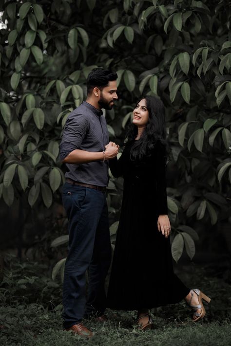 Save The Date Poses Kerala, Blak Dress, Prewedding Photo, Pre Wedding Photoshoot Props, Pre Wedding Photoshoot Outfit, Photoshoot Outdoor, Wedding Photoshoot Props, Pre Wedding Shoot Ideas, Pre Wedding Photoshoot Outdoor