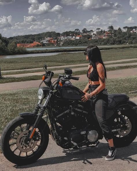 Harley Women, Female Motorcycle Riders, Motorcycle Aesthetic, Female Biker, Pretty Bike, Custom Cycles, Harley Bikes, Lady Riders, Bobber Motorcycle