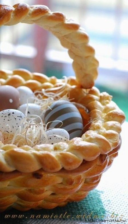 Bread Basket Centerpiece - 40 Beautiful DIY Easter Centerpieces to Dress Up Your Dinner Table Wicker Easter Basket, Homemade Easter Baskets, Easter Centerpieces Diy, Easter Basket Crafts, Braided Bread, Easter Bread, Basket Crafts, Easter Centerpieces, Easter Dinner