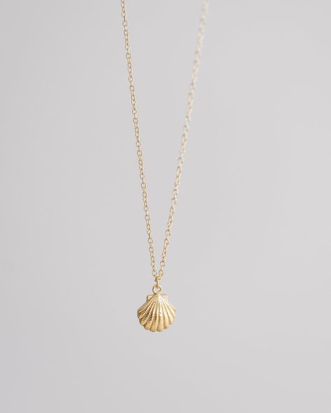 This beautiful Gold Scallop Necklace is crafted from 14k gold vermeil and delicately shaped like a scallop shell. A timeless piece and a reminder of the graceful beauty of the ocean. measures 16" at longest, 14" at shortest Gold Ocean Necklace, Cute Necklaces Gold, Necklaces Shell, Scallop Necklace, Ocean Theme Jewelry, Beachy Jewelry, Ocean Necklace, Preppy Jewelry, Necklaces Gold